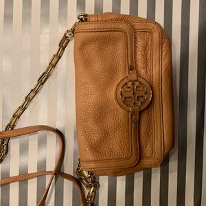 Lovely Tory Burch tan small crossbody. Gold Hardware. Good condition.